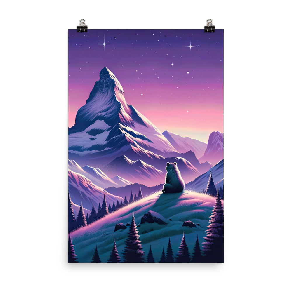Bezaubernder Alpenabend mit Bär, lavendel-rosafarbener Himmel (AN) - Premium Poster (glänzend) xxx yyy zzz 61 x 91.4 cm