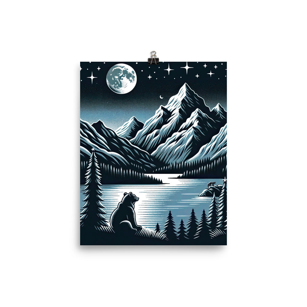Bär in Alpen-Mondnacht, silberne Berge, schimmernde Seen - Premium Poster (glänzend) camping xxx yyy zzz 20.3 x 25.4 cm