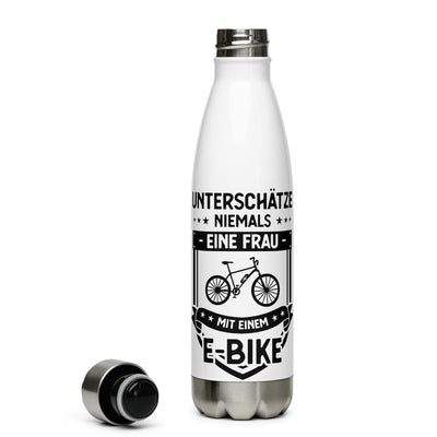 Unterschatze Niemals Eine Frau Mit Einem E-Bike - Edelstahl Trinkflasche e-bike Default Title