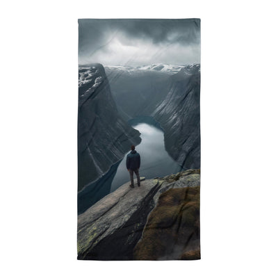 Mann auf Bergklippe - Norwegen - Handtuch berge xxx Default Title