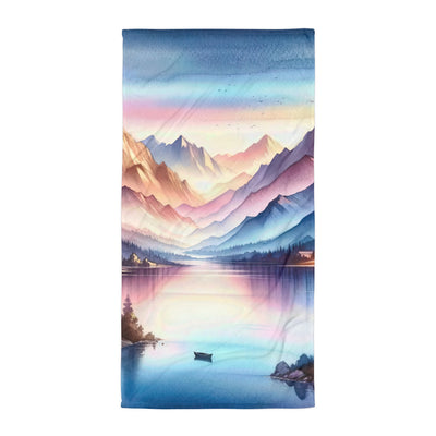 Aquarell einer Dämmerung in den Alpen, Boot auf einem See in Pastell-Licht - Handtuch berge xxx yyy zzz Default Title