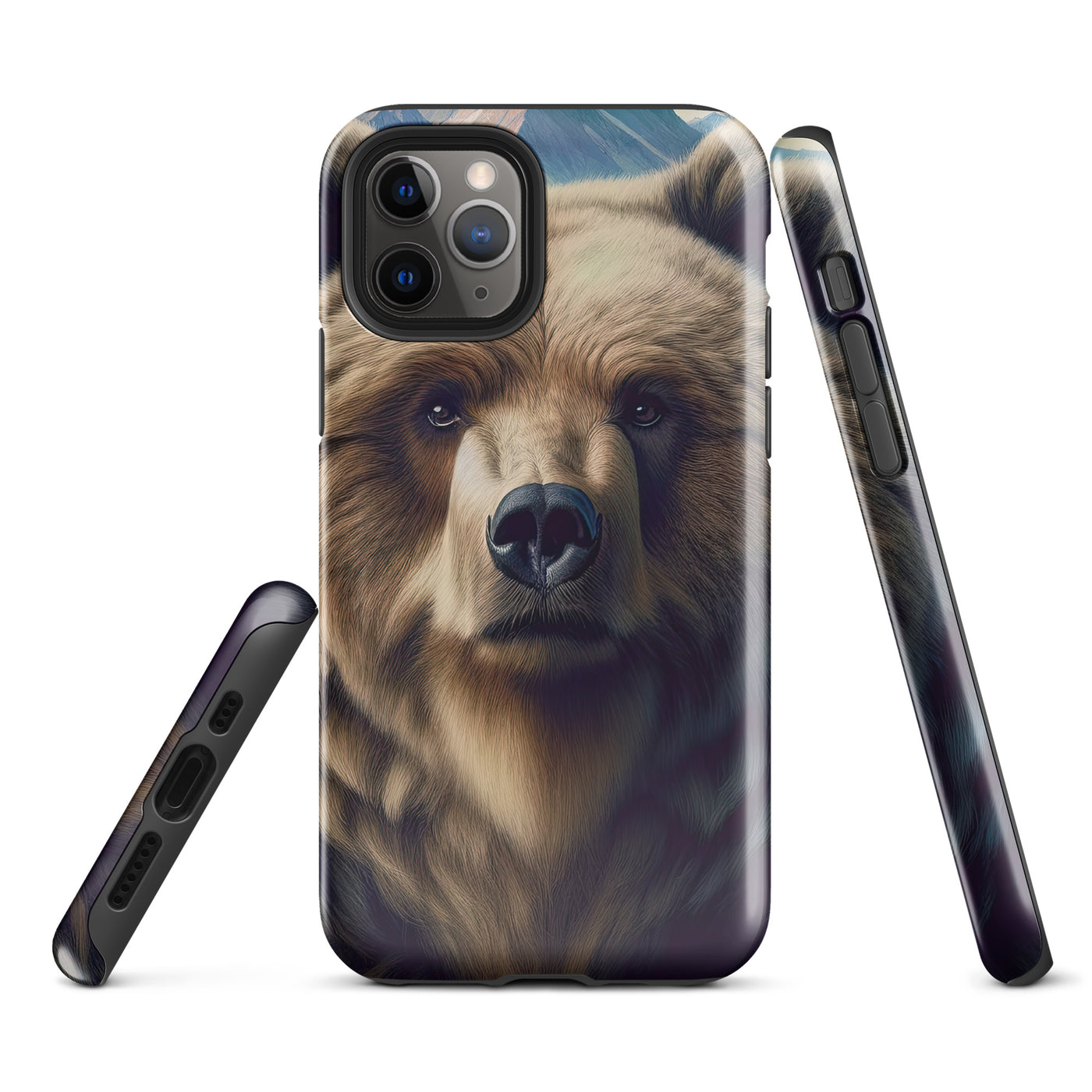 Foto eines Bären vor abstrakt gemalten Alpenbergen, Oberkörper im Fokus - iPhone Schutzhülle (robust) camping xxx yyy zzz iPhone 11 Pro