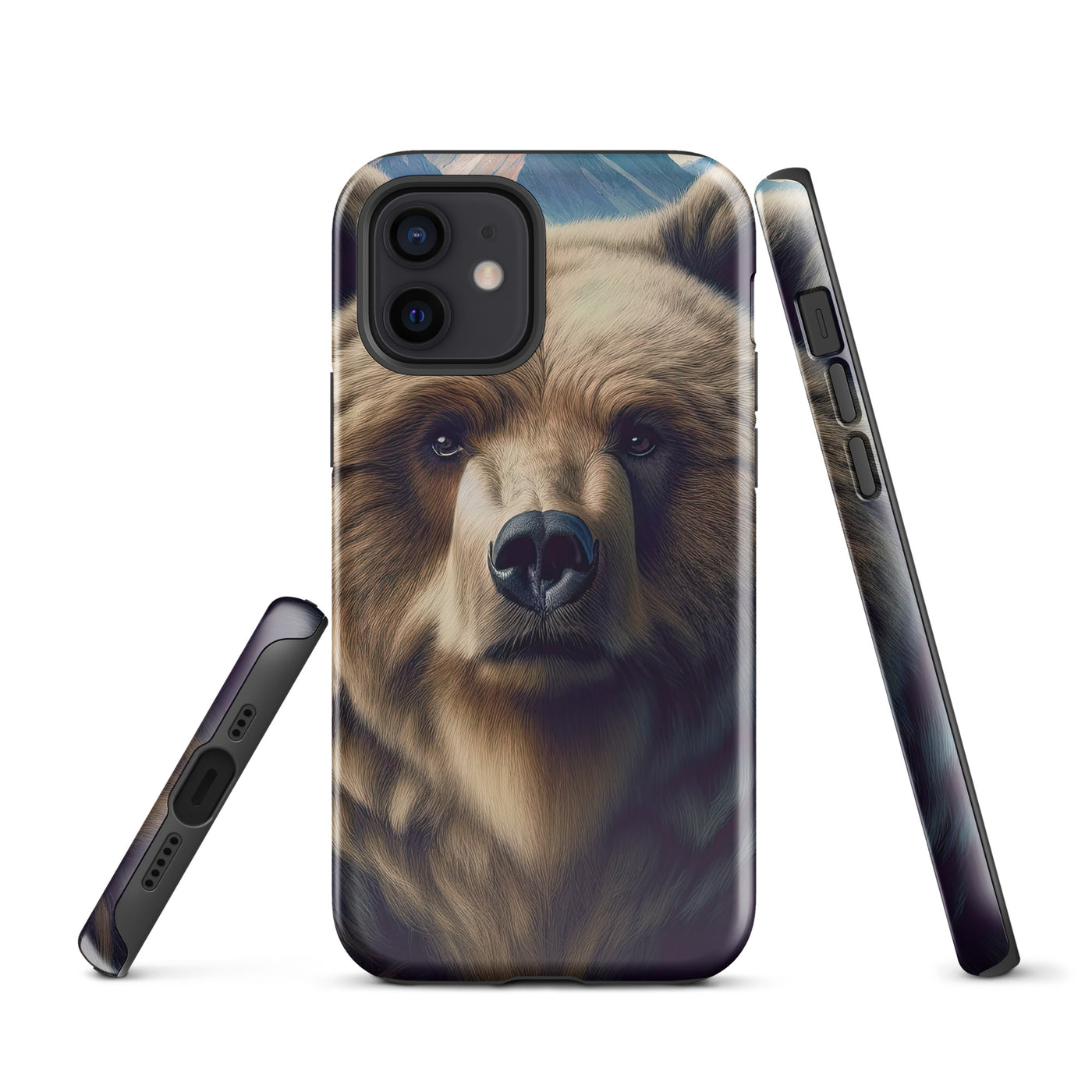 Foto eines Bären vor abstrakt gemalten Alpenbergen, Oberkörper im Fokus - iPhone Schutzhülle (robust) camping xxx yyy zzz iPhone 12