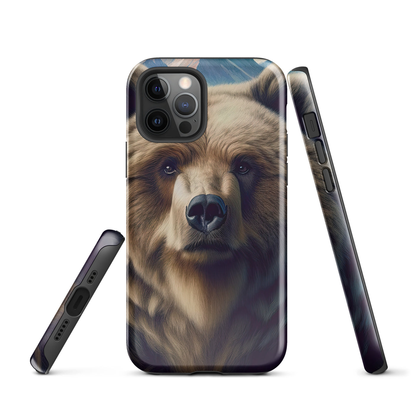Foto eines Bären vor abstrakt gemalten Alpenbergen, Oberkörper im Fokus - iPhone Schutzhülle (robust) camping xxx yyy zzz iPhone 12 Pro