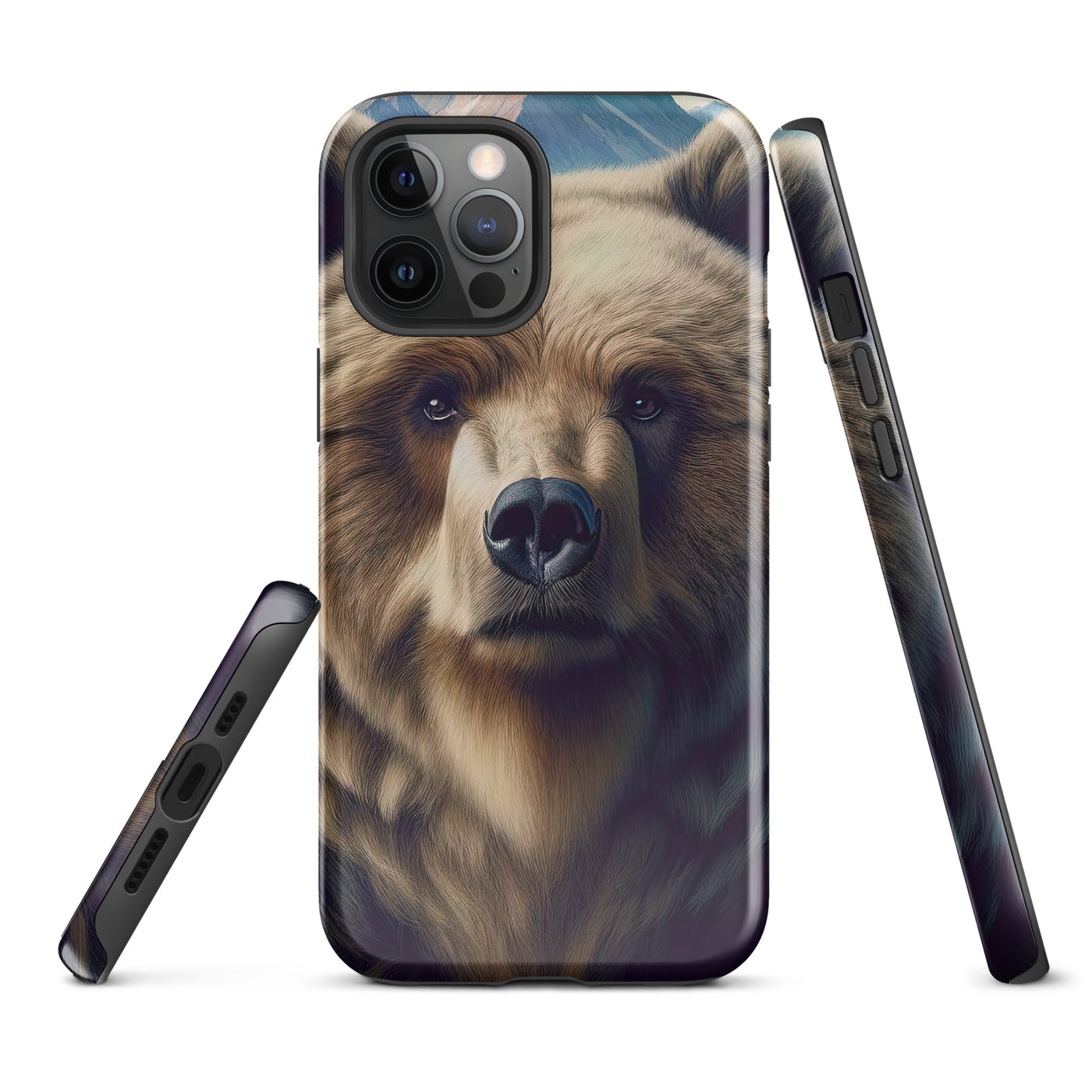Foto eines Bären vor abstrakt gemalten Alpenbergen, Oberkörper im Fokus - iPhone Schutzhülle (robust) camping xxx yyy zzz iPhone 12 Pro Max