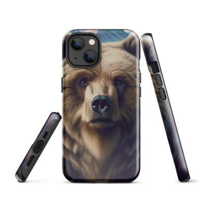 Foto eines Bären vor abstrakt gemalten Alpenbergen, Oberkörper im Fokus - iPhone Schutzhülle (robust) camping xxx yyy zzz iPhone 13