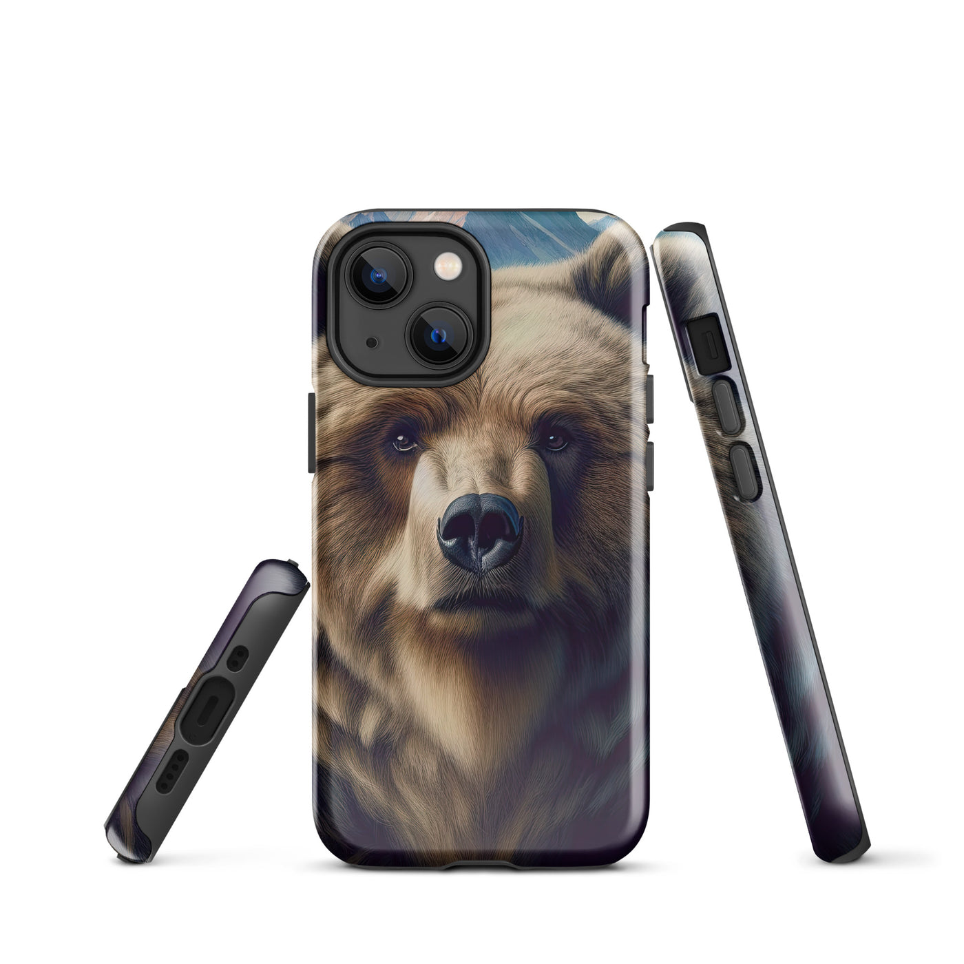 Foto eines Bären vor abstrakt gemalten Alpenbergen, Oberkörper im Fokus - iPhone Schutzhülle (robust) camping xxx yyy zzz iPhone 13 mini