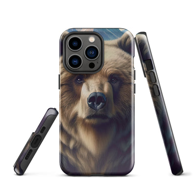 Foto eines Bären vor abstrakt gemalten Alpenbergen, Oberkörper im Fokus - iPhone Schutzhülle (robust) camping xxx yyy zzz iPhone 13 Pro
