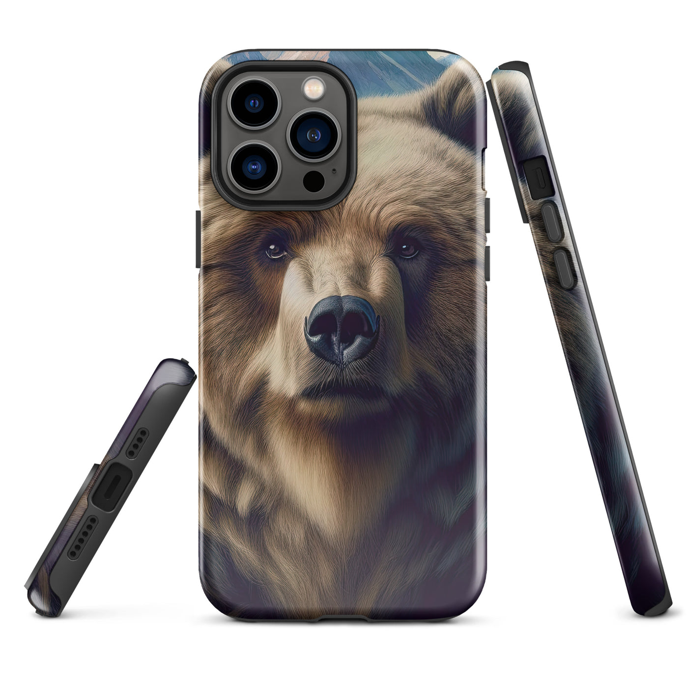 Foto eines Bären vor abstrakt gemalten Alpenbergen, Oberkörper im Fokus - iPhone Schutzhülle (robust) camping xxx yyy zzz iPhone 13 Pro Max