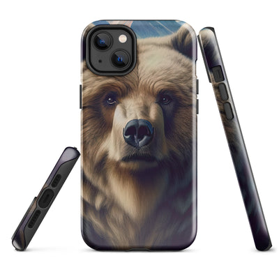 Foto eines Bären vor abstrakt gemalten Alpenbergen, Oberkörper im Fokus - iPhone Schutzhülle (robust) camping xxx yyy zzz iPhone 14 Plus