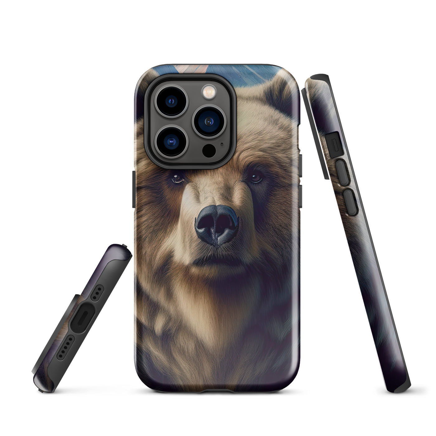 Foto eines Bären vor abstrakt gemalten Alpenbergen, Oberkörper im Fokus - iPhone Schutzhülle (robust) camping xxx yyy zzz iPhone 14 Pro