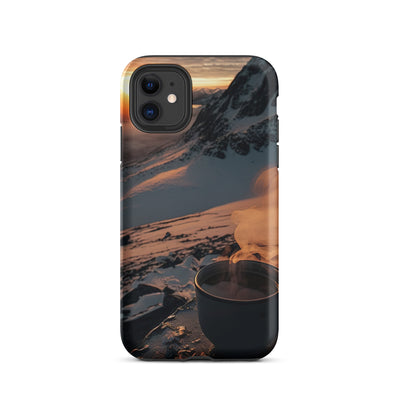 Heißer Kaffee auf einem schneebedeckten Berg - iPhone Schutzhülle (robust) berge xxx iPhone 11