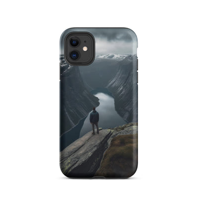 Mann auf Bergklippe - Norwegen - iPhone Schutzhülle (robust) berge xxx iPhone 11