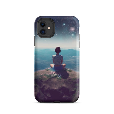 Frau sitzt auf Berg – Cosmos und Sterne im Hintergrund - Landschaftsmalerei - iPhone Schutzhülle (robust) berge xxx iPhone 11