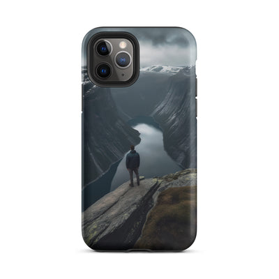 Mann auf Bergklippe - Norwegen - iPhone Schutzhülle (robust) berge xxx iPhone 11 Pro
