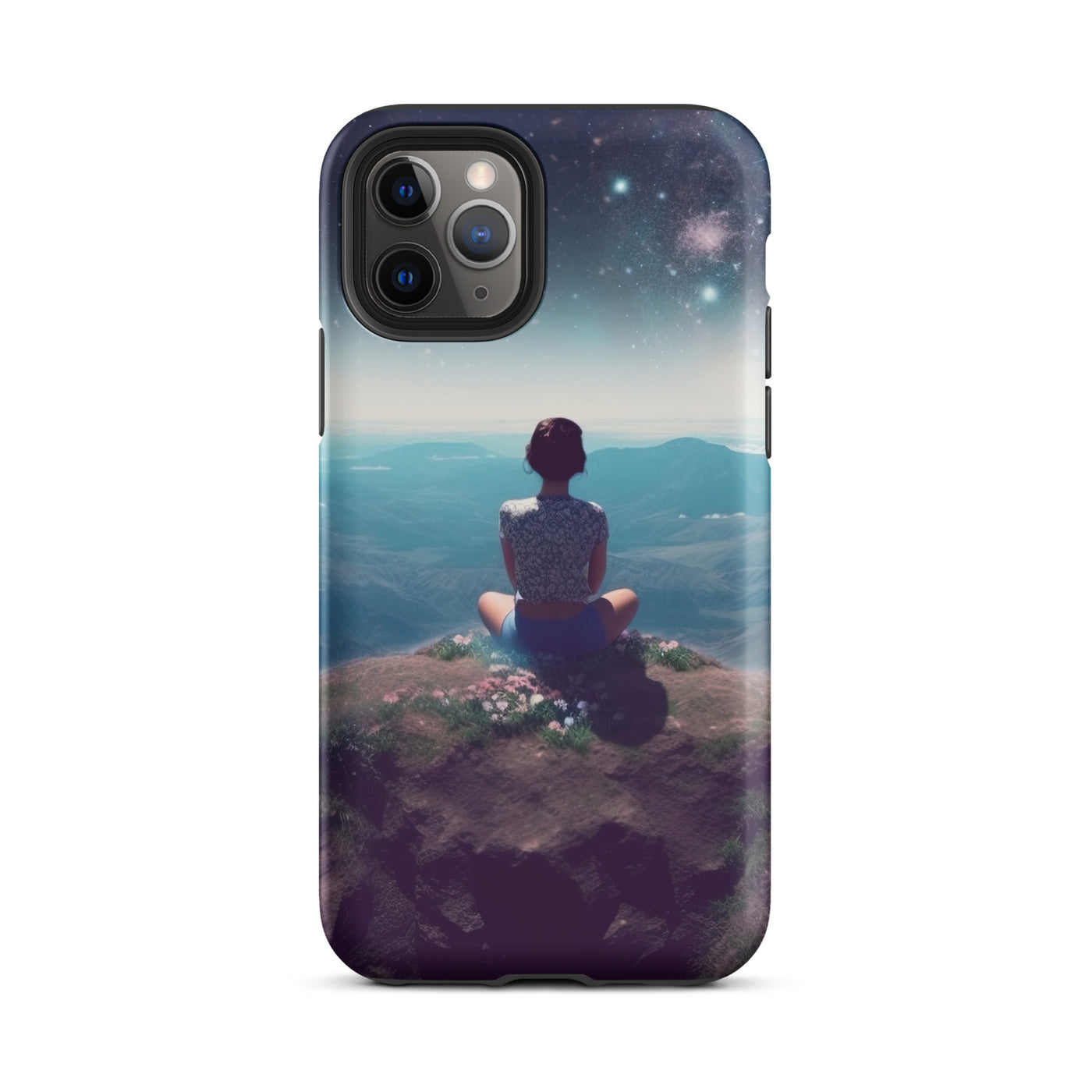 Frau sitzt auf Berg – Cosmos und Sterne im Hintergrund - Landschaftsmalerei - iPhone Schutzhülle (robust) berge xxx iPhone 11 Pro