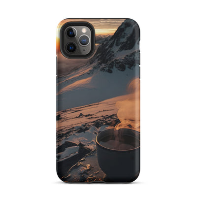 Heißer Kaffee auf einem schneebedeckten Berg - iPhone Schutzhülle (robust) berge xxx iPhone 11 Pro Max