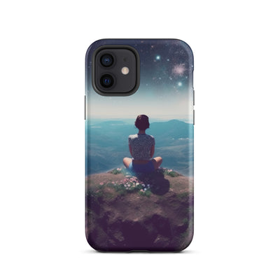 Frau sitzt auf Berg – Cosmos und Sterne im Hintergrund - Landschaftsmalerei - iPhone Schutzhülle (robust) berge xxx iPhone 12