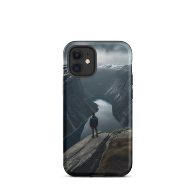 Mann auf Bergklippe - Norwegen - iPhone Schutzhülle (robust) berge xxx iPhone 12 mini