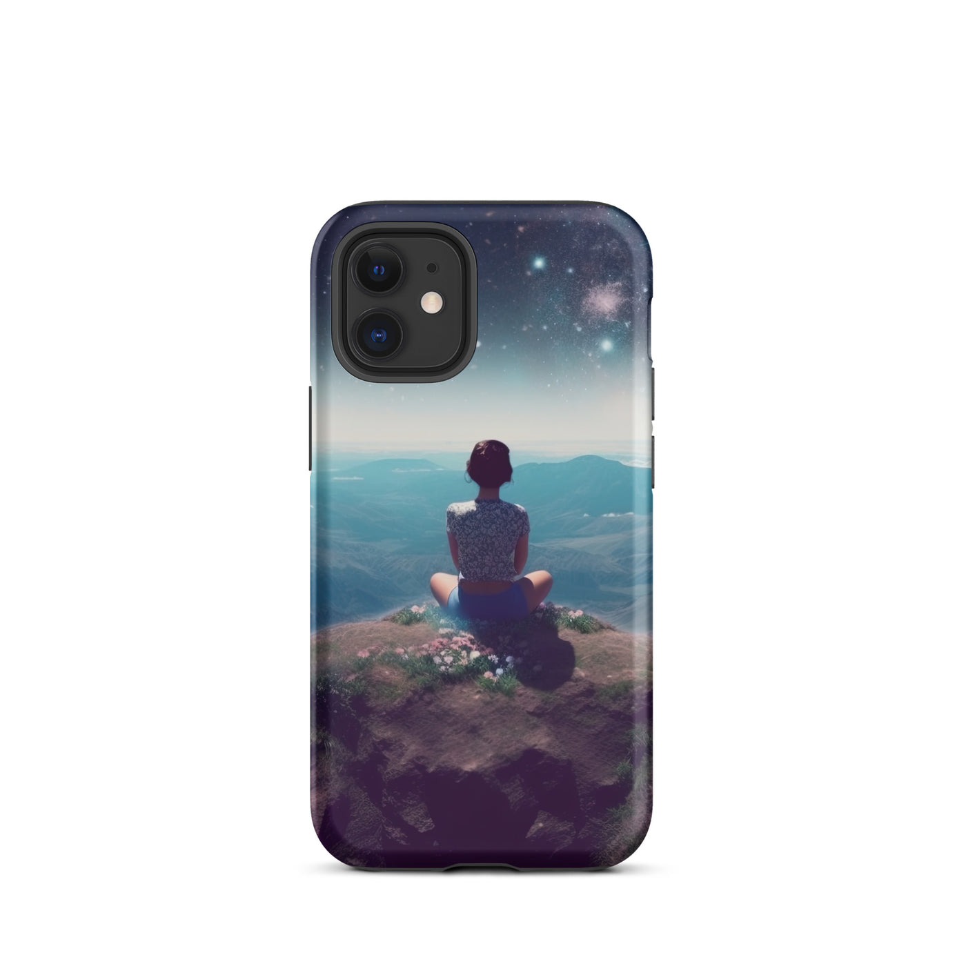 Frau sitzt auf Berg – Cosmos und Sterne im Hintergrund - Landschaftsmalerei - iPhone Schutzhülle (robust) berge xxx iPhone 12 mini
