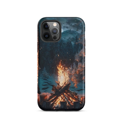 Lagerfeuer beim Camping - Wald mit Schneebedeckten Bäumen - Malerei - iPhone Schutzhülle (robust) camping xxx iPhone 12 Pro
