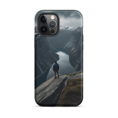 Mann auf Bergklippe - Norwegen - iPhone Schutzhülle (robust) berge xxx iPhone 12 Pro Max