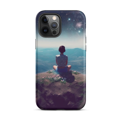 Frau sitzt auf Berg – Cosmos und Sterne im Hintergrund - Landschaftsmalerei - iPhone Schutzhülle (robust) berge xxx iPhone 12 Pro Max