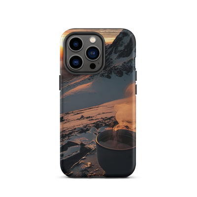 Heißer Kaffee auf einem schneebedeckten Berg - iPhone Schutzhülle (robust) berge xxx iPhone 13 Pro