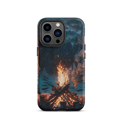 Lagerfeuer beim Camping - Wald mit Schneebedeckten Bäumen - Malerei - iPhone Schutzhülle (robust) camping xxx iPhone 13 Pro