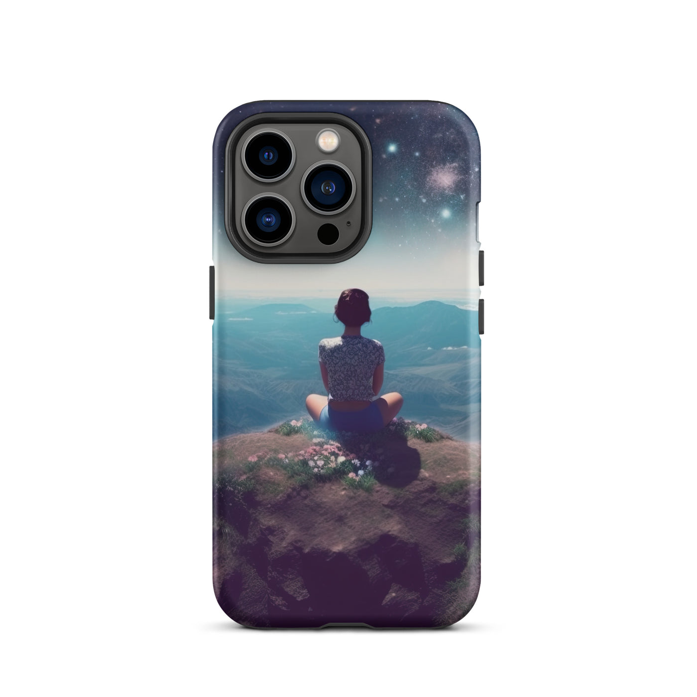 Frau sitzt auf Berg – Cosmos und Sterne im Hintergrund - Landschaftsmalerei - iPhone Schutzhülle (robust) berge xxx iPhone 13 Pro