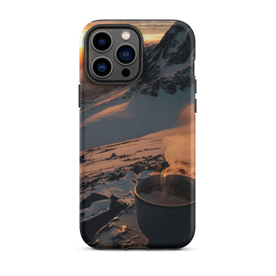 Heißer Kaffee auf einem schneebedeckten Berg - iPhone Schutzhülle (robust) berge xxx iPhone 13 Pro Max