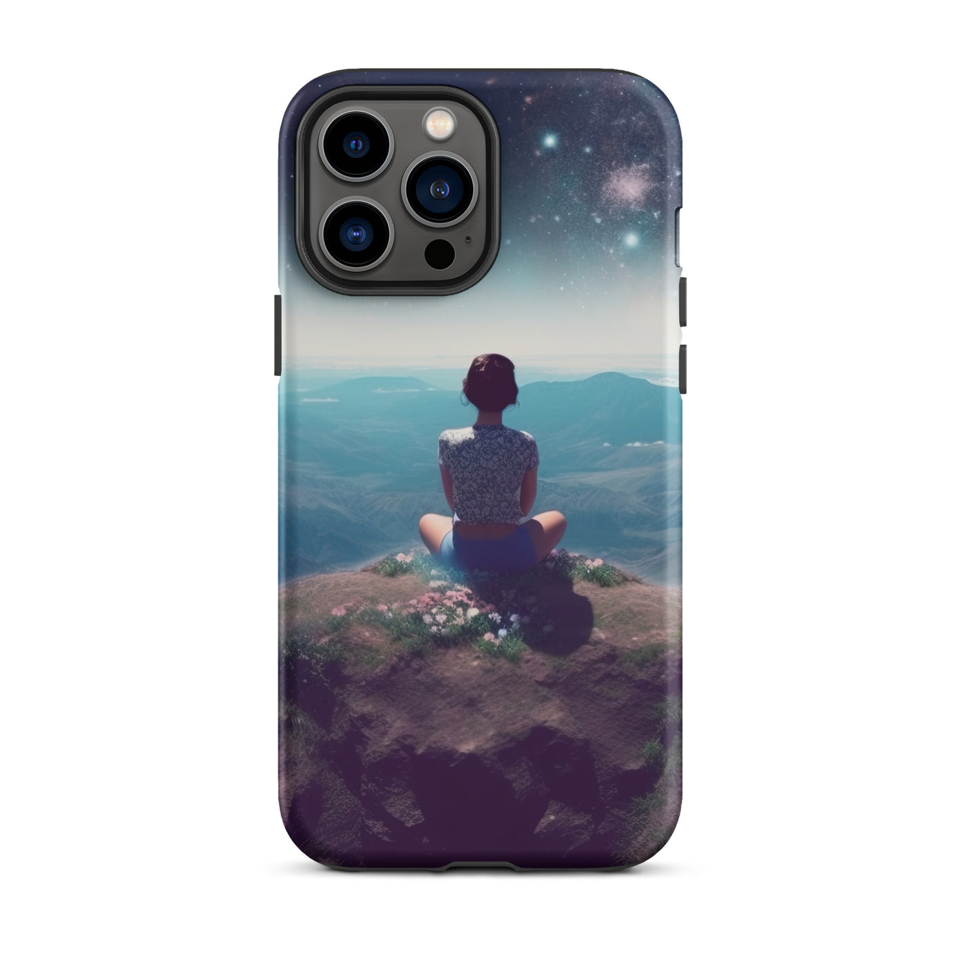 Frau sitzt auf Berg – Cosmos und Sterne im Hintergrund - Landschaftsmalerei - iPhone Schutzhülle (robust) berge xxx iPhone 13 Pro Max