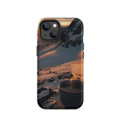Heißer Kaffee auf einem schneebedeckten Berg - iPhone Schutzhülle (robust) berge xxx iPhone 14