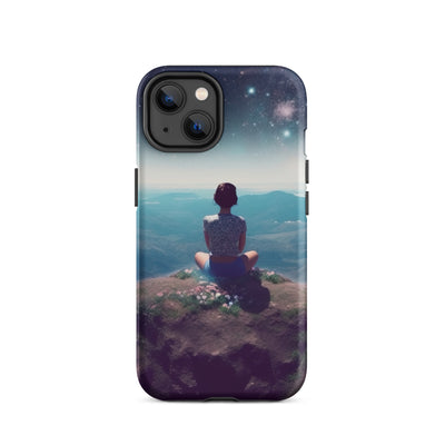 Frau sitzt auf Berg – Cosmos und Sterne im Hintergrund - Landschaftsmalerei - iPhone Schutzhülle (robust) berge xxx iPhone 14