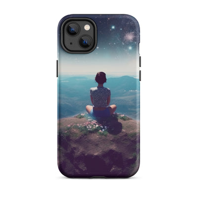 Frau sitzt auf Berg – Cosmos und Sterne im Hintergrund - Landschaftsmalerei - iPhone Schutzhülle (robust) berge xxx iPhone 14 Plus