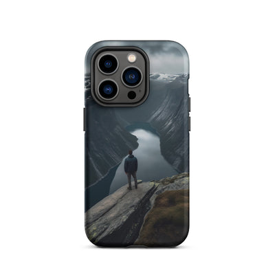Mann auf Bergklippe - Norwegen - iPhone Schutzhülle (robust) berge xxx iPhone 14 Pro