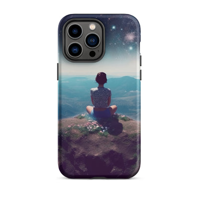 Frau sitzt auf Berg – Cosmos und Sterne im Hintergrund - Landschaftsmalerei - iPhone Schutzhülle (robust) berge xxx iPhone 14 Pro Max