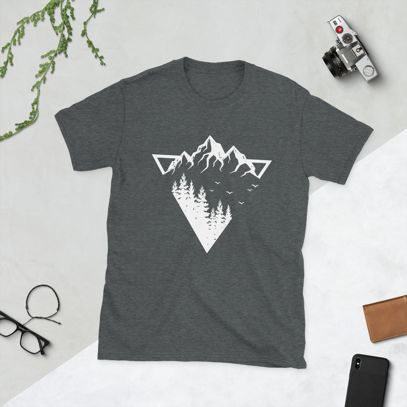Berge - Geometrisch - T-Shirt (Unisex) berge camping wandern Dark Heather