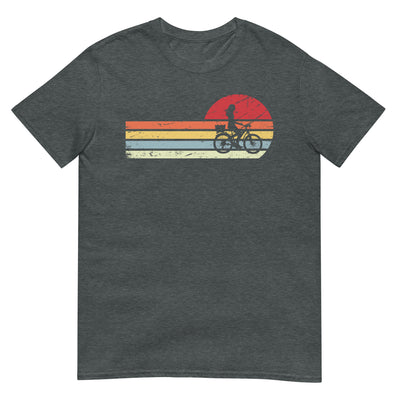 Sonne und Retro Linies - Frau Radfahren - - Unisex Basic Softstyle T-Shirt | Gildan 64000 fahrrad xxx yyy zzz Dark Heather