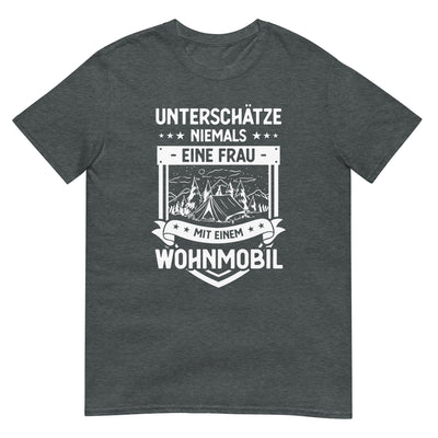 Unterschatze Niemals Eine Frau Mit Einem Wohnmobil - T-Shirt (Unisex) camping xxx yyy zzz Dark Heather