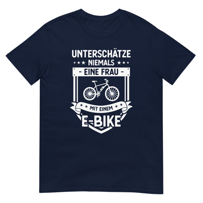 Unterschatze_Niemals_Eine_Frau_Mit_Einem_E-Bike_-_(E) - Unisex Basic Softstyle T-Shirt | Gildan 64000 xxx yyy zzz Navy