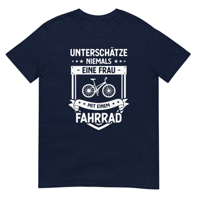 Unterschatze_Niemals_Eine_Frau_Mit_Einem_Fahrrad_-_(F) - Unisex Basic Softstyle T-Shirt | Gildan 64000 fahrrad xxx yyy zzz Navy