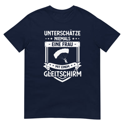 Unterschatze Niemals Eine Frau Mit Einem Gleitschirm - T-Shirt (Unisex) berge xxx yyy zzz Navy