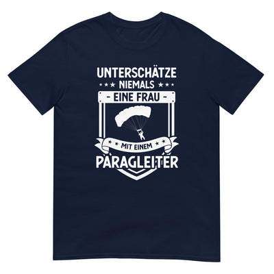 Unterschatze Niemals Eine Frau Mit Einem Paragleiter - T-Shirt (Unisex) berge xxx yyy zzz Navy