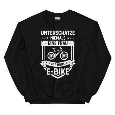 Unterschatze_Niemals_Eine_Frau_Mit_Einem_E-Bike_-_(E) - Unisex Crew Neck Sweatshirt | Gildan 18000 xxx yyy zzz Black