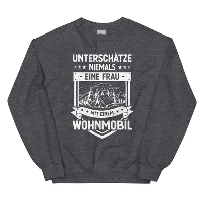 Unterschatze Niemals Eine Frau Mit Einem Wohnmobil - Sweatshirt (Unisex) camping xxx yyy zzz Dark Heather