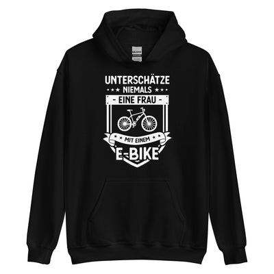 Unterschatze_Niemals_Eine_Frau_Mit_Einem_E-Bike_-_(E) - Unisex Heavy Blend Hoodie | Gildan 18500 xxx yyy zzz Black