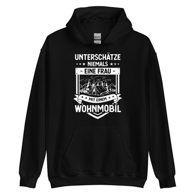 Unterschatze Niemals Eine Frau Mit Einem Wohnmobil - Unisex Hoodie camping xxx yyy zzz Black