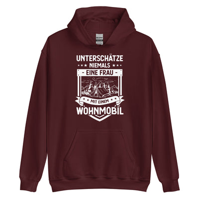 Unterschatze Niemals Eine Frau Mit Einem Wohnmobil - Unisex Hoodie camping xxx yyy zzz Maroon