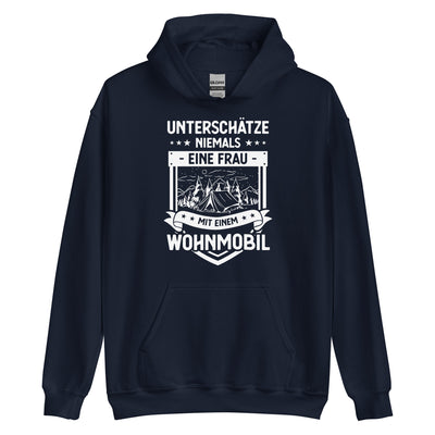 Unterschatze Niemals Eine Frau Mit Einem Wohnmobil - Unisex Hoodie camping xxx yyy zzz Navy
